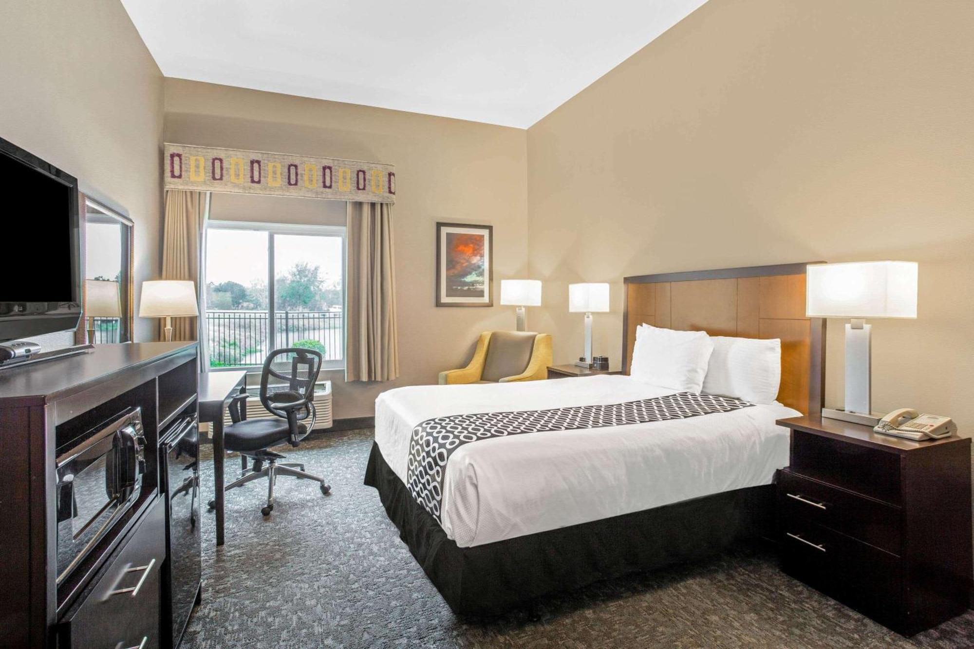 1 Queen Bed, Mobility/Hearing Impaired Accessible Room, Lake View, Non-Smoking,1713984312:JPEG