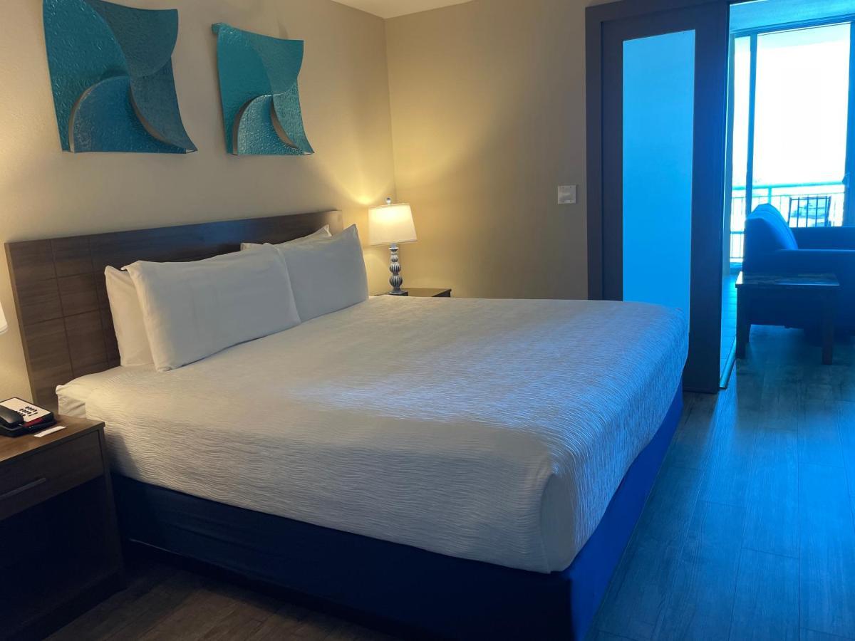 One Bedroom Deluxe Suite Partial Ocean View,1499437021:JPEG