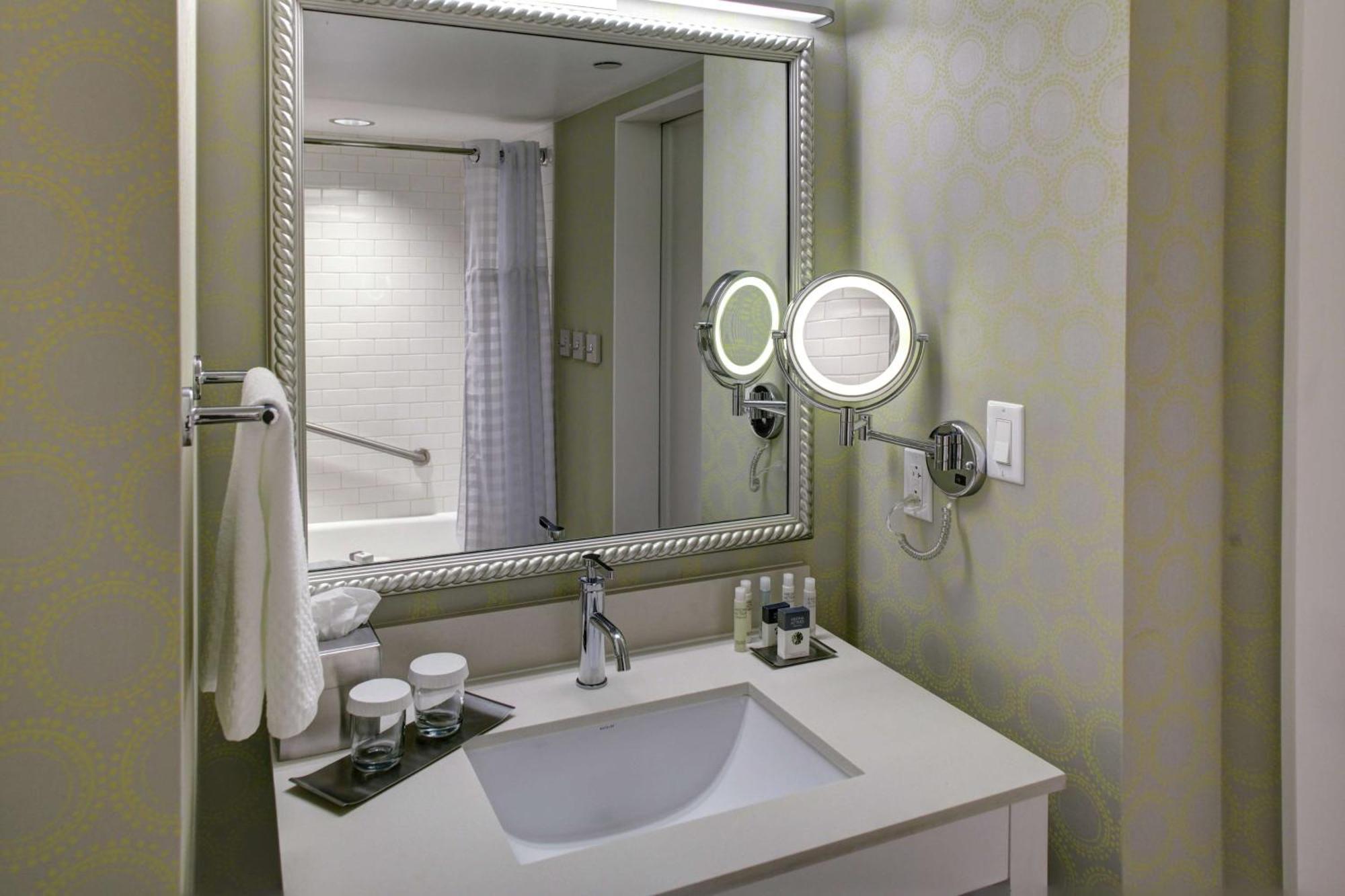 King Room with Bath Tub - Disability Access