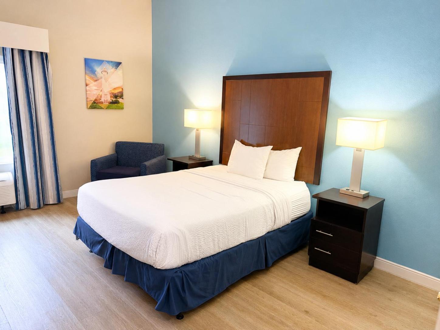 1 Queen Bed Mobility or Hearing Impaired Accessible Room Lake View Non-Smoking
